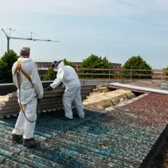 Co zrobić z eternitem zdjętym z dachu? Bezpieczne usuwanie i koszty
